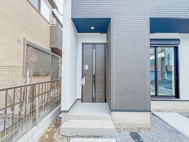 1号棟【玄関】家の顔となる玄関は、高いデザイン性が求められます。高級感と断熱性、防犯性に優れた玄関ドアを標準装備。ピッキング対策のセキュリティサムターン等、防犯に考慮しました。