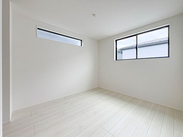 1号棟【子供部屋】お子様のお部屋にぴったりなクロークを備えたフローリング仕様の洋室です。