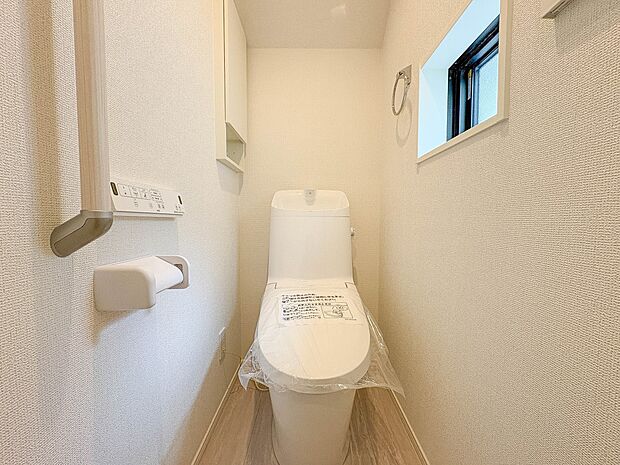 1号棟【トイレ】トイレ・ウォシュレット付。快適で衛生的な洗浄機能付温水シャワートイレです。