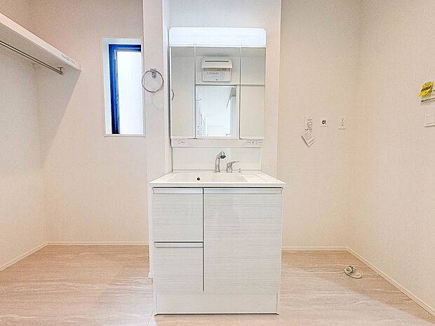 1号棟【洗面台】十分な大きさの洗面台は、身だしなみチェックや歯磨きなど、朝の慌ただしい時間でもホテルライクなスペースで余裕とゆとりを感じて頂けます。