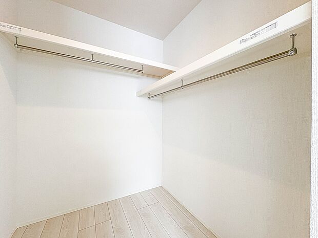 1号棟【WIC(ウォークインクローゼット)】何より、中に入れば全ての服が見てわかるので選択しやすいんです。朝の忙しいときなど便利だな~と思いますよ。一つのスペースで済むって所がいいんですよね…