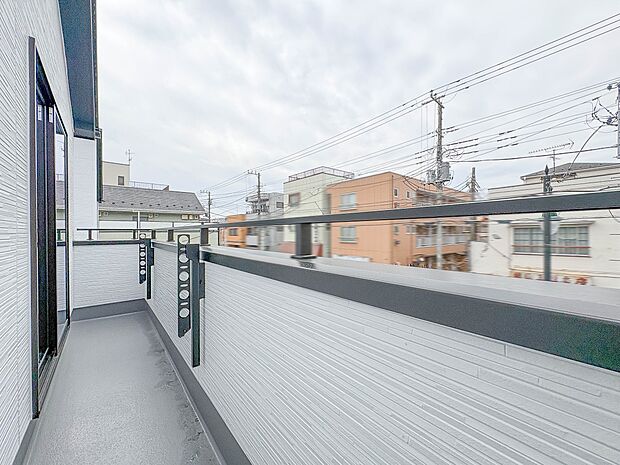 1号棟【バルコニー】朝の澄んだ空気や、夕方に吹く清々しい風を五感で感じられるバルコニー。屋外にあって、住まいの中でも本当の自然を感じられるスペースです。