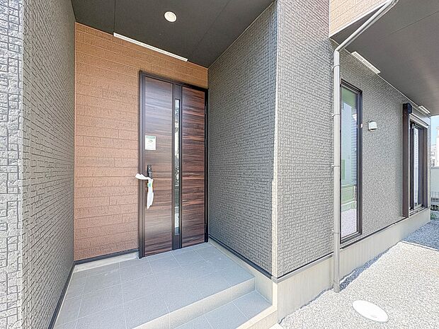 4号棟【玄関】家の顔となる玄関は、高いデザイン性が求められます。高級感と断熱性、防犯性に優れた玄関ドアを標準装備。ピッキング対策のセキュリティサムターン等、防犯に考慮しました。
