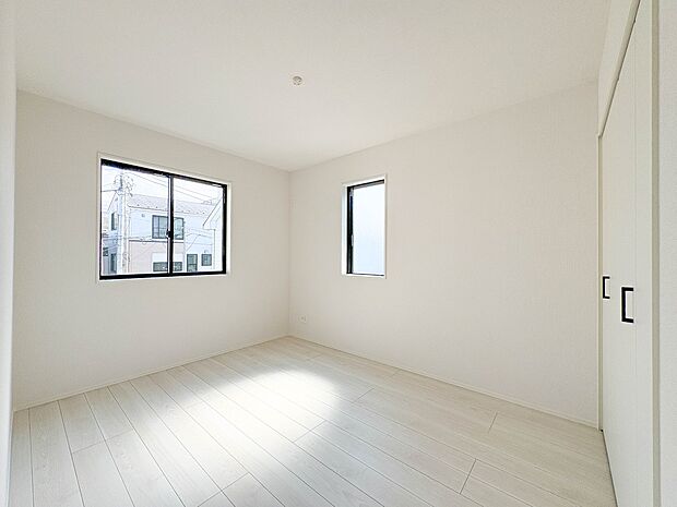 4号棟【子供部屋】お子様のお部屋にぴったりなクロークを備えたフローリング仕様の洋室です。