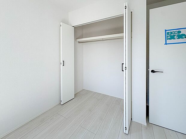 4号棟【収納】壁面クローゼットのメリットは、衣類が横一列に並ぶためひと目で洋服が選びやすいこと。衣類をたくさんお持ちの方も、限られたスペース内に無理なく収納することができます。