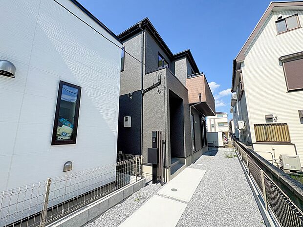 4号棟【前面道路】家の前をまっすぐの通りが走っている。クルマは少なく、人々は毎朝、ウォーキング、ジョギング、犬の散歩など、フリーな朝時間を過ごしている。
