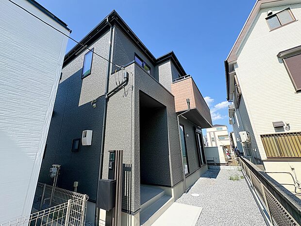 4号棟【外観】家族の温かさと陽光の暖かさ、楽しい毎日と明るい未来を予感させる「空間が織り成すひとつ先の住み心地」を演出します。