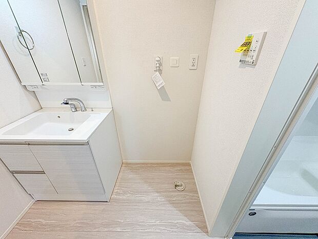 4号棟【ランドリースペース】毎日使う洗濯機。しっかりと奥行きのある置き場が確保されています。