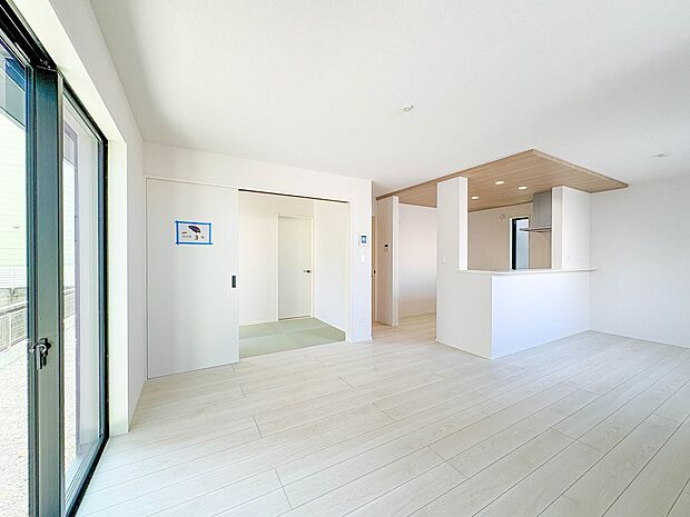 4号棟【LDK16帖+和洋室3帖】シンプルなデザインの家は風情がある。住む人のこだわりを感じる。外観も内装もいたってシンプル。居心地がよく、家事や趣味、子育てなどにも集中できる。家も人間も熟…