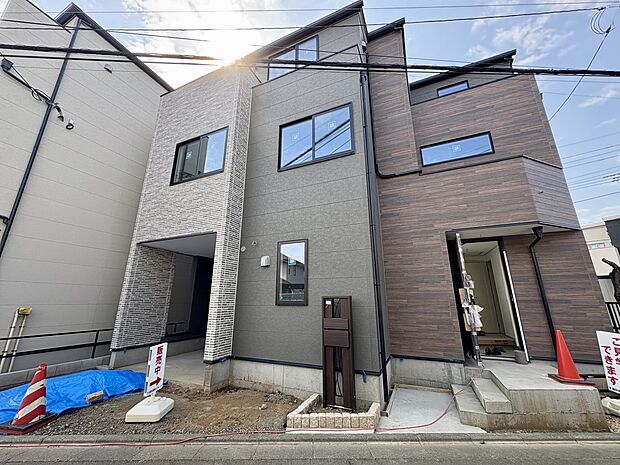 1号棟【外観】堂々たる趣ながら、主張し過ぎずどこか余裕を感じさせるシャープなフォルムで佇む邸宅は、晴天の空と照らし合わせる事で、本来あるべき完成形の姿を見せてくれます。