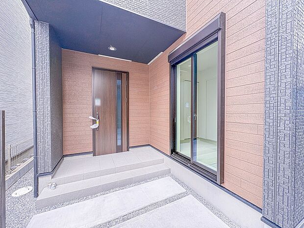 2号棟【玄関】家の顔となる玄関は、高いデザイン性が求められます。高級感と断熱性、防犯性に優れた玄関ドアを標準装備。ピッキング対策のセキュリティサムターン等、防犯に考慮しました。