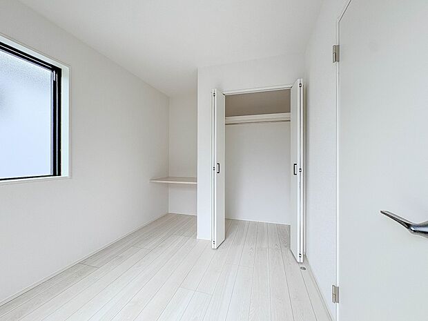 2号棟【収納】壁面クローゼットのメリットは、衣類が横一列に並ぶためひと目で洋服が選びやすいこと。衣類をたくさんお持ちの方も、限られたスペース内に無理なく収納することができます。