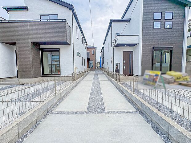 2号棟【駐車場】毎日の生活にマイカーが必須という方は、購入を検討する際、駐車場があることは大事な条件です。毎日の通勤や家族の送迎、買い物やお出かけなどクルマのある暮らしを満喫したい方は要チェ…