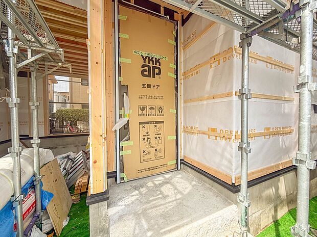 5号棟【玄関】家の顔となる玄関は、高いデザイン性が求められます。高級感と断熱性、防犯性に優れた玄関ドアを標準装備。ピッキング対策のセキュリティサムターン等、防犯に考慮しました。