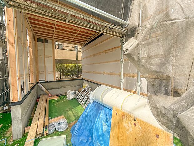 5号棟【駐車場】毎日の生活にマイカーが必須という方は、購入を検討する際、駐車場があることは大事な条件です。毎日の通勤や家族の送迎、買い物やお出かけなどクルマのある暮らしを満喫したい方は要チェ…