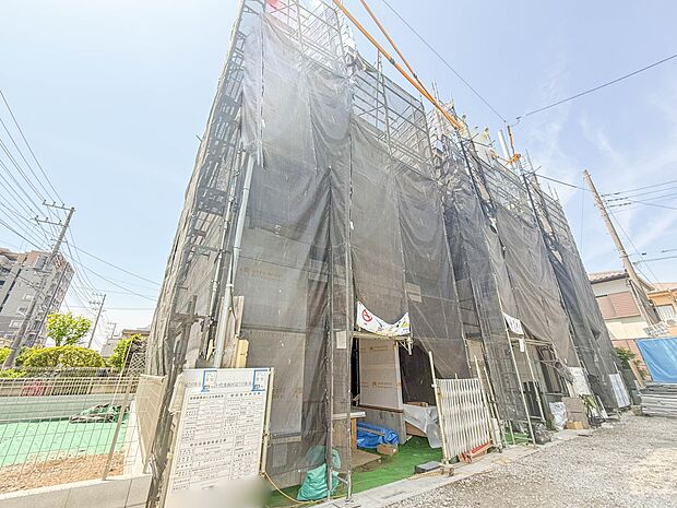 2号棟【外観】家族の温かさと陽光の暖かさ、楽しい毎日と明るい未来を予感させる「空間が織り成すひとつ先の住み心地」を演出します。
