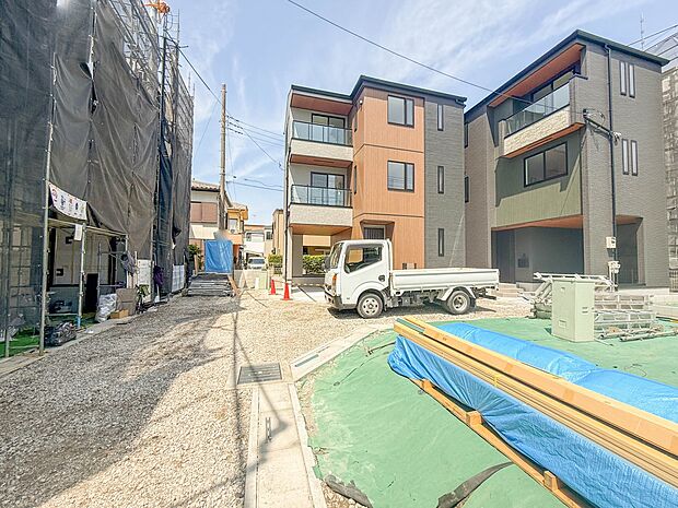 2号棟【前面道路4m】家の前をまっすぐの通りが走っている。クルマは少なく、人々は毎朝、ウォーキング、ジョギング、犬の散歩など、フリーな朝時間を過ごしている。