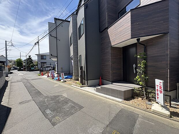 2号棟【前面道路】家の前をまっすぐの通りが走っている。クルマは少なく、人々は毎朝、ウォーキング、ジョギング、犬の散歩など、フリーな朝時間を過ごしている。
