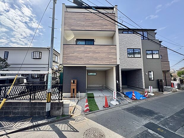 2号棟【外観】こちらの物件が少しでも気になるようでしたら、お気軽にお問合せください。人生でいちばん大きなお買い物ですので、ゆっくりご見学ください。ネット上の画像と実際の見学では、リアル感がま…