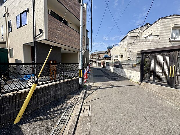 2号棟【前面道路】家の前をまっすぐの通りが走っている。クルマは少なく、人々は毎朝、ウォーキング、ジョギング、犬の散歩など、フリーな朝時間を過ごしている。