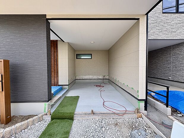 2号棟【駐車場】ビルトインガレージなら「野ざらし、雨ざらし、吹きさらし」になりません。汚れやいたみは減り、車の掃除もラクになります。