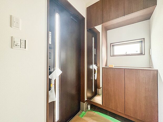 【玄関】玄関はおうちの顔と言われます。玄関アプローチは、外観デザインの印象を左右します。ご家族の個性を出しながら、素敵な玄関でお客様をお迎えしてください。