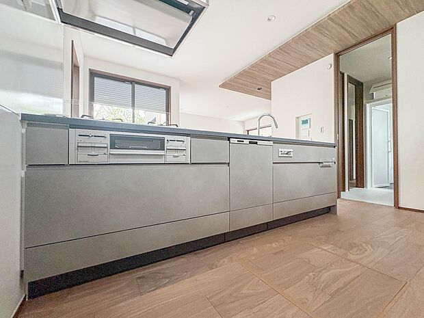 【キッチン】ナチュラルな自然光の中での調理。会話が弾む対面型キッチン。お洒落な食器類を余裕で収納できるスペース。動きやすい女性目線のキッチン動線。これからはお料理をつくる時間が劇的に変わりま…