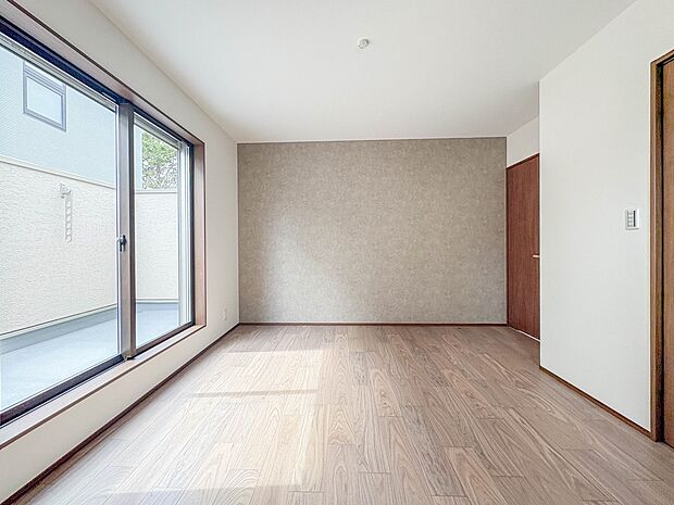 【洋室7.8帖】シンプルな内装はおしゃれのポイントです。シンプルは華美より飽きがこないからです。色や模様でおしゃれ感をだす。それがシンプルイズビューティーです。