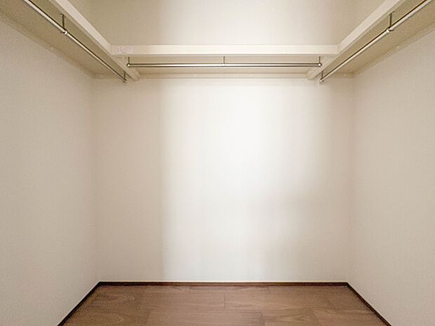 【WIC(ウォークインクローゼット)】 たくさんの洋服をかけてもシワになりにくいウォークインクローゼット。洋服以外にも、普段使わない家電やスーツケース、ストック品など何でも片付く嬉しい空間…