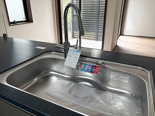 【浄水器一体型混合水栓】 一つの蛇口で「原水(水道水)」「シャワー」「浄水」を切り替えられる、浄水器を内蔵した混合水栓です。浄水は、水栓本体の首部分に付属のカートリッジをセットして使用しま…