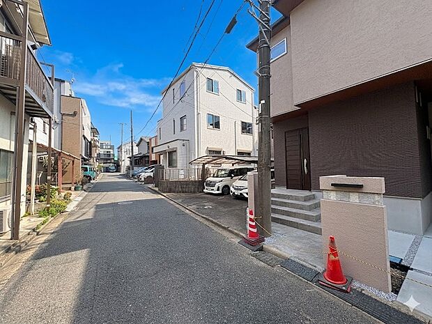 【前面道路4.9m】車の通行が少ないので、静かな住環境を維持することができます。