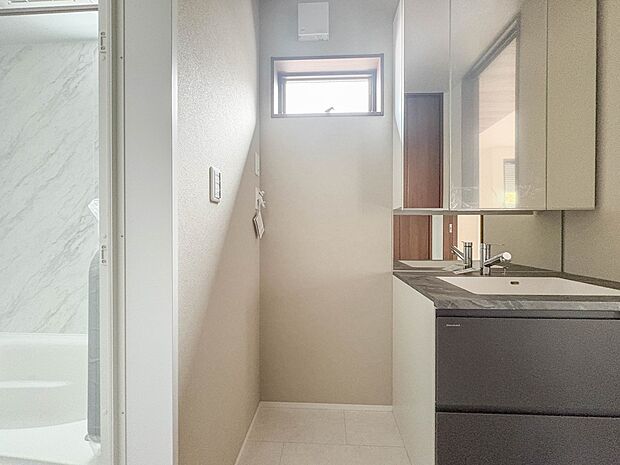 【ランドリースペース】毎日使う洗濯機。しっかりと奥行きのある置き場が確保されています。