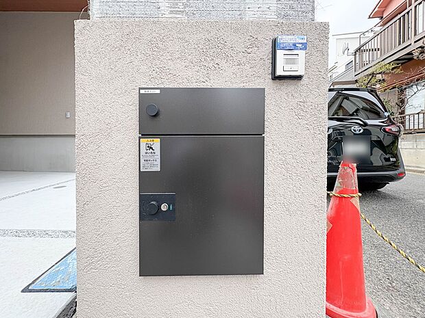 【宅配ボックス】好きな時間にいつでも荷物を受取れるため、到着時間を気にして自宅で待機したり、再配達の連絡をする手間がかかりません。共働きなど不在が多い方、ネット通販の利用が多い方に大変便利。…