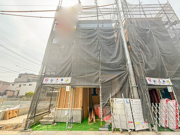 3号棟【外観】家族の温かさと陽光の暖かさ、楽しい毎日と明るい未来を予感させる「空間が織り成すひとつ先の住み心地」を演出します。