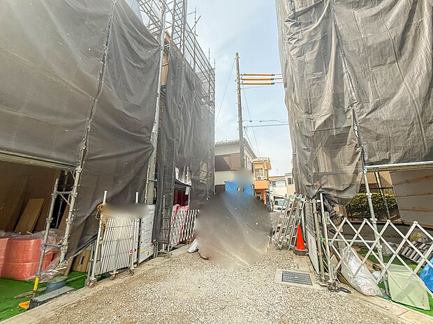 4号棟【外観】堂々たる趣ながら、主張し過ぎずどこか余裕を感じさせるシャープなフォルムで佇む邸宅は、晴天の空と照らし合わせる事で、本来あるべき完成形の姿を見せてくれます。