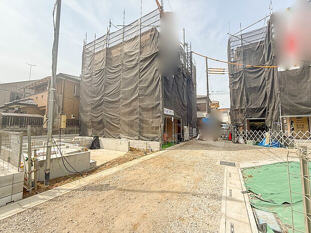 4号棟【前面道路4m】家の前をまっすぐの通りが走っている。クルマは少なく、人々は毎朝、ウォーキング、ジョギング、犬の散歩など、フリーな朝時間を過ごしている。