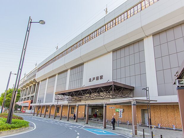 駅 1037m 北戸田駅(JR埼京線の各駅停車の駅で、戸田駅とともに東京への利便性がいい街としての働きがあります。住宅中心の街です。都内へ向かう通勤客、通学客が多いです。)