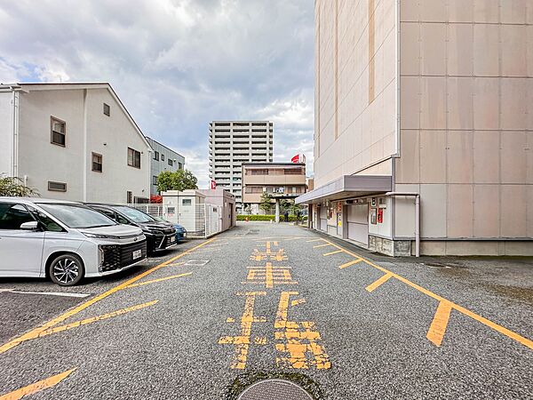 【駐車場】毎日の生活にマイカーが必須という方は、購入を検討する際、駐車場があることは大事な条件です。毎日の通勤や家族の送迎、買い物やお出かけなどクルマのある暮らしを満喫したい方は要チェック。…