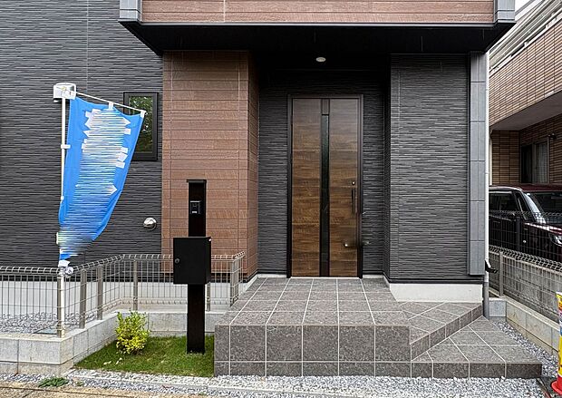 【玄関】家の顔となる玄関は、高いデザイン性が求められます。高級感と断熱性、防犯性に優れた玄関ドアを標準装備。ピッキング対策のセキュリティサムターン等、防犯に考慮しました。