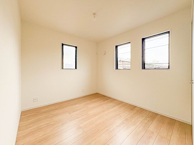 【子供部屋5.25帖】お子様のお部屋にぴったりなクロークを備えたフローリング仕様の洋室です。