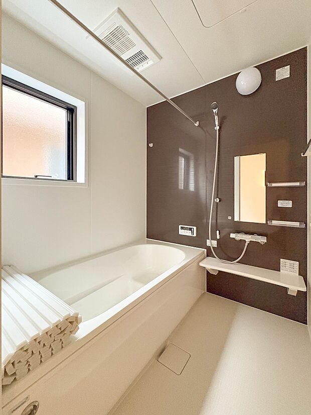 【Bathroom-浴室-】 1日の疲れを癒すバスルームは、心地よいリラックスを叶える清潔感溢れる美しい空間です。心からゆったりと寛いでいただけるよう、ゆとりのスペースを確保してます。
