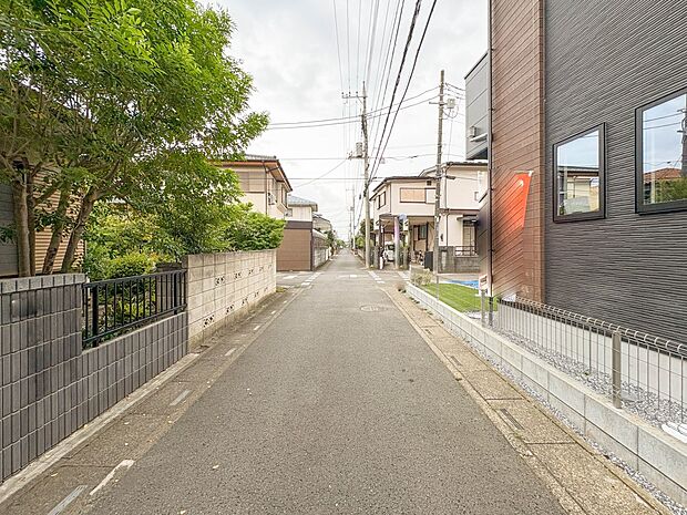 【前面道路】陽当りや通風性など各所に施された工夫で住みやすさを実現。部屋の大きさや周辺環境・街並など、資料には掲載していない情報が現地にはたくさんございます。是非ご確認下さい。