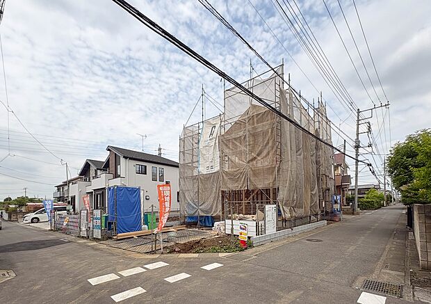 【前面道路】家の前をまっすぐの通りが走っている。クルマは少なく、人々は毎朝、ウォーキング、ジョギング、犬の散歩など、フリーな朝時間を過ごしている。