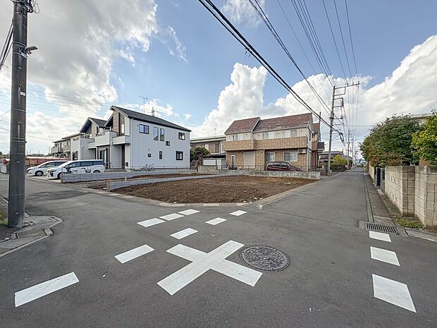 【前面道路4M】車の通行が少ないので、静かな住環境を維持することができます。