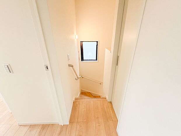 【手すり付き階段】手すりがないと階段の昇り降りで危険なことはもちろん、壁に手をつきながら歩くことで壁紙が汚れやすくなります。すべての方に快適に昇り降りしていただくため、手すりを設置しました。…