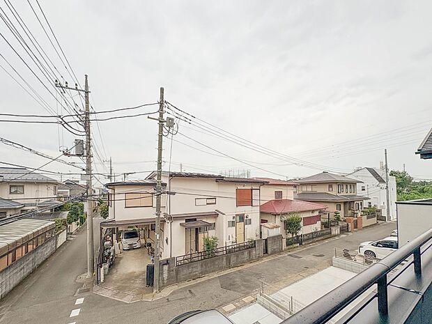 【眺望】その街並みは、さまざまな家の姿が、歩く人々を楽しませている。そう街並みは街の美しい風景なのだ。その風景が目をやさしく和ませてくれている。