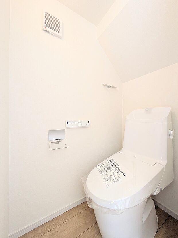 【トイレ】いつも清潔なスペースであってほしいのが毎日使うトイレです。掃除がしやすいのはもちろん、落ち着けるスペースとして機能することも大切です。