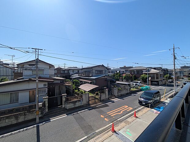朝の澄んだ空気や、夕方に吹く清々しい風を五感で感じられるバルコニー。