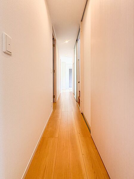 【1階廊下】充実した生活は伸びやかな居室空間から始まります。快適に・伸びやかに。心の潤いを求める方々へ。