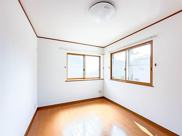 【子供部屋6帖】お子様のお部屋にぴったりなクロークを備えたフローリング仕様の洋室です。